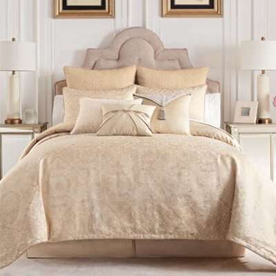 This bedding set would look great in a UofL dorm!