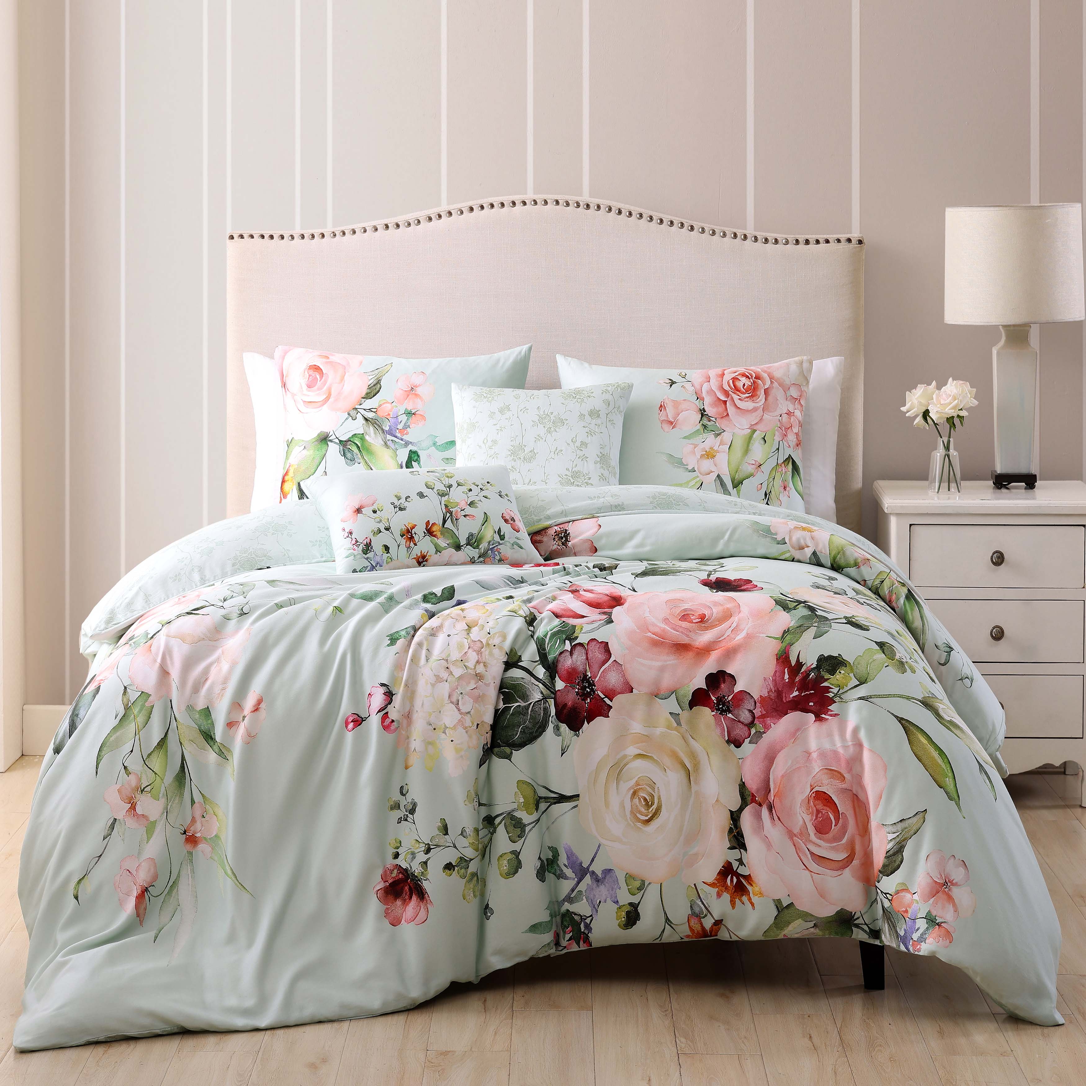 What Color Sheets Go With a Sage Green Comforter?